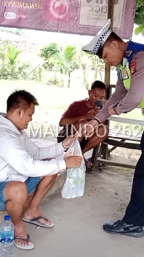 Belum Makan, Bripka Malindo Belikan Nasi Bungkus Buat Sopir Truk yang Sedang Mogok  'Alhamdulillah Orang Baik'<br>