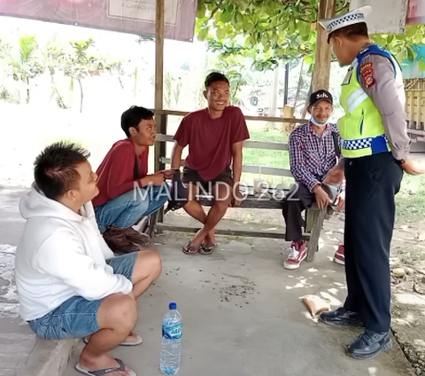 Belum Makan, Bripka Malindo Belikan Nasi Bungkus Buat Sopir Truk yang Sedang Mogok  'Alhamdulillah Orang Baik'