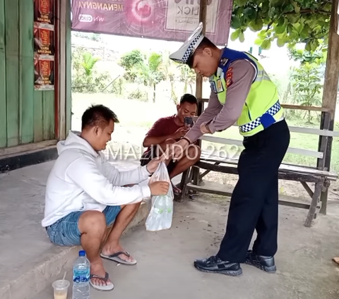 Belum Makan, Bripka Malindo Belikan Nasi Bungkus Buat Sopir Truk yang Sedang Mogok  'Alhamdulillah Orang Baik'