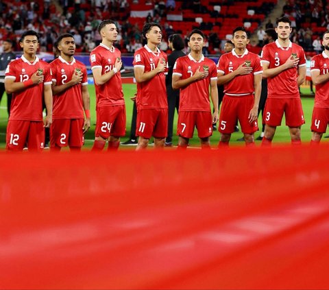 Pemain Timnas Indonesia Pratama Rizky Ridho berduel dengan pemain Irak Ayman Hussein pada pertandingan sepak bola Grup D Piala Asia di Stadion Ahmad Bin Ali, Al Rayyan, Qatar, Senin (15/1/2024). Timnas Indonesia memulai perjalanan di Piala Asia 2023 dengan hasil mengecewakan setelah kalah 1-3 dari Irak.