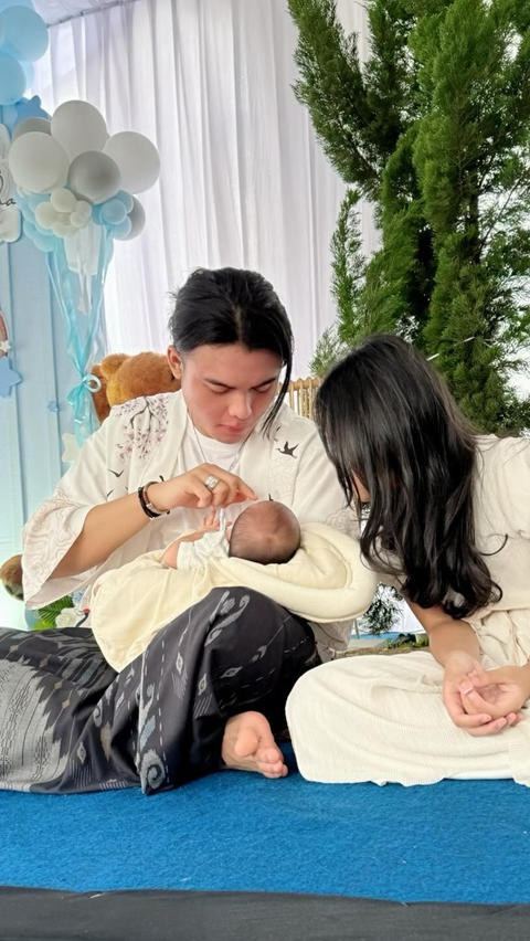 Momen Charly Van Houten saat Gendong Bayi, Netizen Sebut 'Gemesnya Baby Shakti, Jadi Pengen Cium Bapaknya'