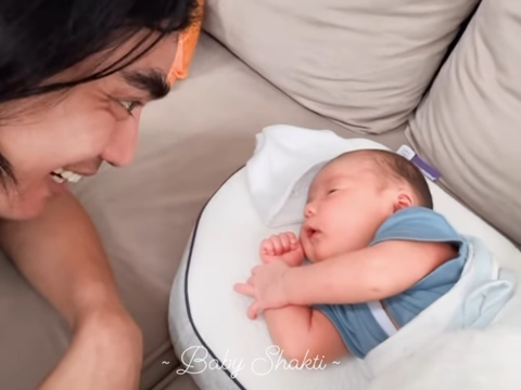 Momen Charly Van Houten saat Gendong Bayi, Netizen Sebut 'Gemesnya Baby Shakti, Jadi Pengen Cium Bapaknya'