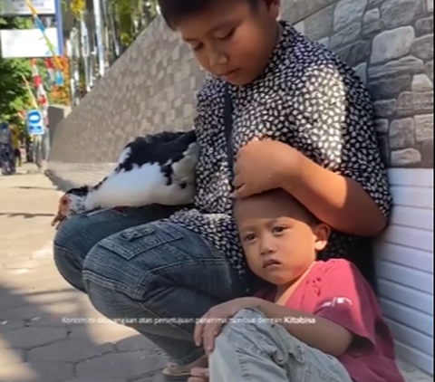 Potret Haru Bocah SD Kakak Adik Jualan Entok Demi Berobat Sang Ibu yang Kritis karena Gagal Ginjal