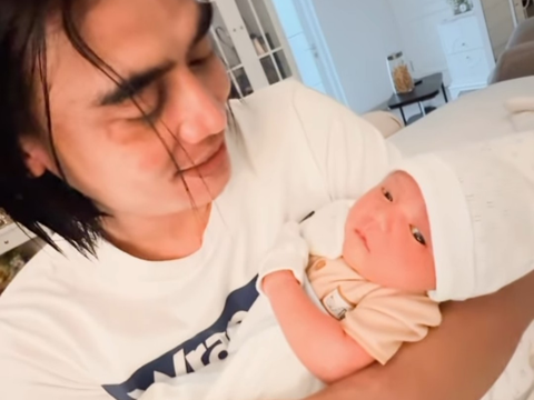 Momen Charly Van Houten saat Gendong Bayi, Netizen Sebut 'Gemesnya Baby Shakti, Jadi Pengen Cium Bapaknya'