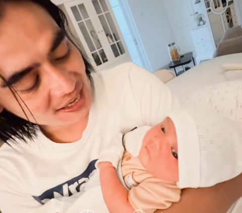 Momen Charly Van Houten saat Gendong Bayi, Netizen Sebut 'Gemesnya Baby Shakti, Jadi Pengen Cium Bapaknya'