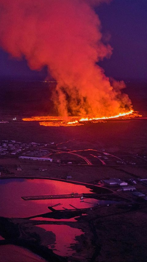 FOTO: Dahsyatnya Letusan Gunung Api di Islandia, Lava Pijar Mengalir ke Kota dan Bakar Rumah-Rumah Warga