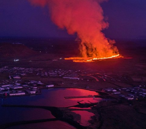 Letusan dahsyat terjadi pada gunung berapi di dekat Kota Grindavik, semenanjung Reykjanes, Islandia, pada 14 Januari 2024. Letusan tersebut membuat gunung api memuntahkan lava pijar yang mengalir ke kota. Aliran lava berwarna oranye tersebut lantas membakar rumah-rumah penduduk.