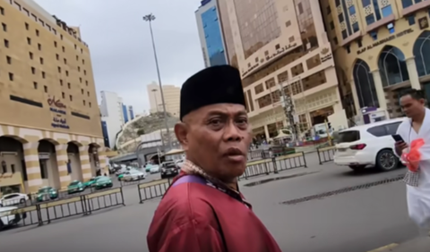Sembari menuju ke hotel, keduanya pun mengobrol. Di tengah-tengah obrolan, Abdul Jalil menceritakan bahwa Ia adalah pensiunan TNI AU. <br>