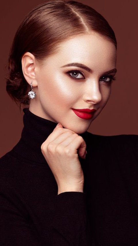 Do 3 Tricks to Make Red Lipstick Look Classy and Not Excessive.