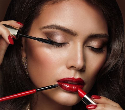 Lakukan 3 Trik Biar Pulasan Lipstik Merah Tampak Classy dan Tak Berlebihan