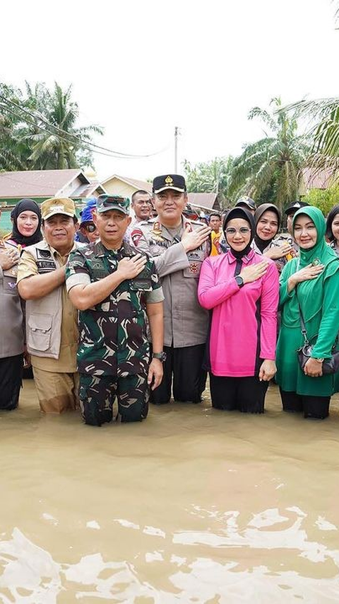 Aksi Jenderal Polisi Bintang 2 Membelah Banjir di Riau, Terjun Langsung Datangi Warga<br>