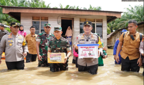 Aksi Jenderal Polisi Bintang 2 Membelah Banjir di Riau, Terjun Langsung Datangi Warga