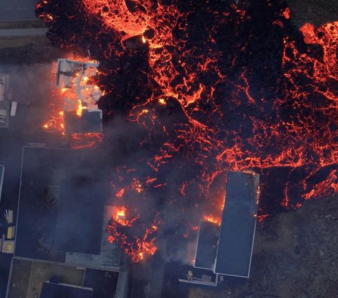 FOTO: Dahsyatnya Letusan Gunung Api di Islandia, Lava Pijar Mengalir ke Kota dan Bakar Rumah-Rumah Penduduk