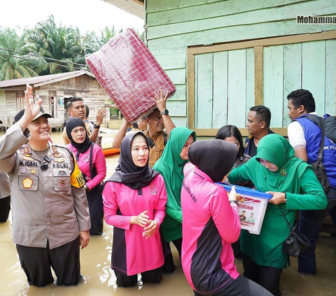 Aksi Jenderal Polisi Bintang 2 Membelah Banjir di Riau, Terjun Langsung Datangi Warga