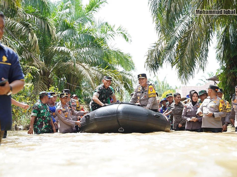 Aksi Jenderal Polisi Bintang 2 Membelah Banjir di Riau, Terjun Langsung Datangi Warga