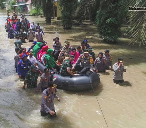 Aksi Jenderal Polisi Bintang 2 Membelah Banjir di Riau, Terjun Langsung Datangi Warga