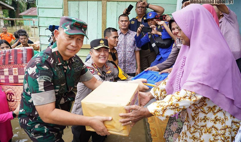 Jenderal eks Kapolda NTB itu tak ketinggalan ikut memberikan motivasi bagi masyarakat terdampak. Harapannya, masyarakat dapat segera pulih dari kondisi yang tengah melanda.