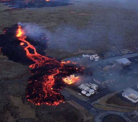 FOTO: Dahsyatnya Letusan Gunung Api di Islandia, Lava Pijar Mengalir ke Kota dan Bakar Rumah-Rumah Penduduk