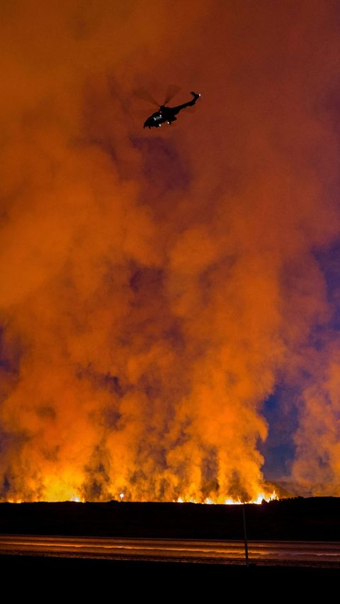 Pada tahun 2010, awan abu dari letusan gunung berapi Eyafjallajokull di selatan Islandia menyebar ke sebagian besar Eropa, menghentikan sekitar 100.000 penerbangan dan memaksa ratusan warga Islandia mengungsi dari rumah mereka. Icelandic Coast Guard/Handout via REUTERS<br>