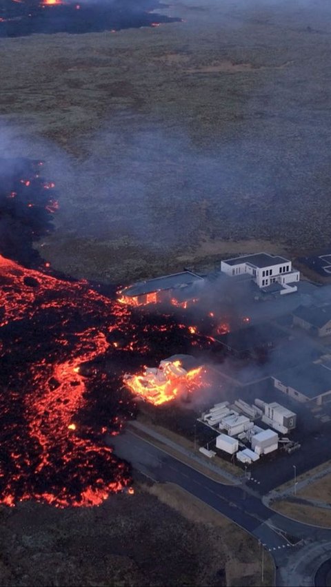 Penampakan sejumlah rumah penduduk yang terbakar oleh aliran lava pijar setelah sebuah gunung api meletus di dekat Kota Grindavik, Islandia, pada 14 Januari 2024. Bjorn Steinbekk/@bsteinbekk via Instagram/via REUTERS
