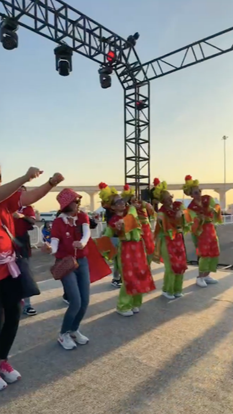Sebelum Tanding, Suporter Timnas Indonesia Dangdutan di Depan Stadion Qatar, Joget Pakai Lagu Rungkad<br>