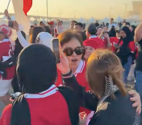 Sebelum Tanding, Suporter Timnas Indonesia Dangdutan di Depan Stadion Qatar, Joget Pakai Lagu Rungkad