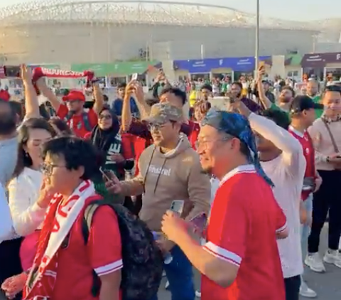 Sebelum Tanding, Suporter Timnas Indonesia Dangdutan di Depan Stadion Qatar, Joget Pakai Lagu Rungkad