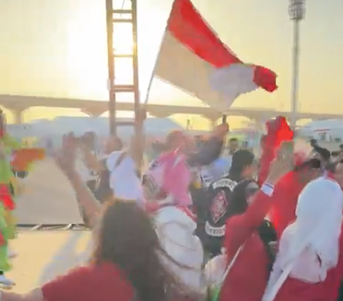 Sebelum Tanding, Suporter Timnas Indonesia Dangdutan di Depan Stadion Qatar, Joget Pakai Lagu Rungkad