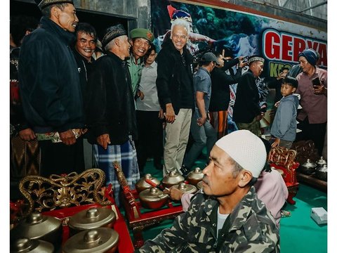 Ganjar's Moment of Staying Overnight at a Banjarnegara Resident's House, Watching the National Team vs Iraq Together