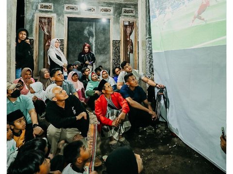 Ganjar's Moment of Staying Overnight at a Banjarnegara Resident's House, Watching the National Team vs Iraq Together