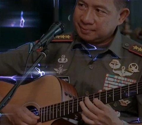 Di Akmil, kegemarannya bermusik itu mendapat saluran khusus. Agus aktif di detasemen musik (Densik) dan kerap tampil di berbagai acara.<br>