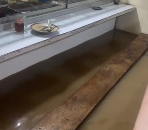 Viral Momen Pria Makan di Warteg saat Kebanjiran, Warganet: Berasa di Venesia