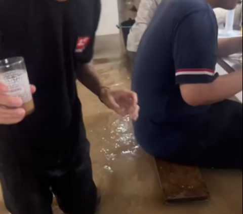 Viral Momen Pria Makan di Warteg saat Kebanjiran, Warganet: Berasa di Venesia