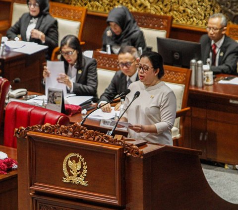 Ketua DPR Puan Maharani membuka rapat paripurna DPR RI ke-11 Masa Persidangan III Tahun Sidang 2023-2024 di Gedung Nusantara II, Kompleks Parlemen, Senayan, Jakarta, Rabu (16/1/2024). 