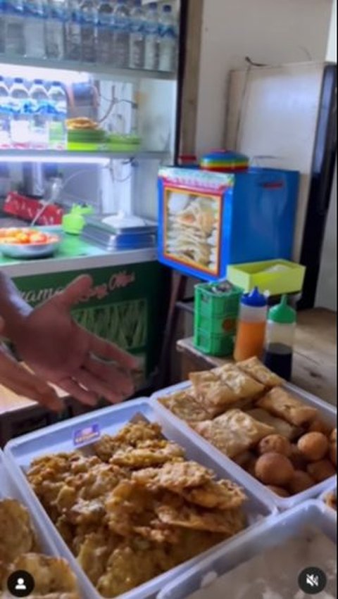 Epy Kusnandar membuka warung miliknya tersebut sejak jam 3 pagi, khusus untuk menu sarapan.