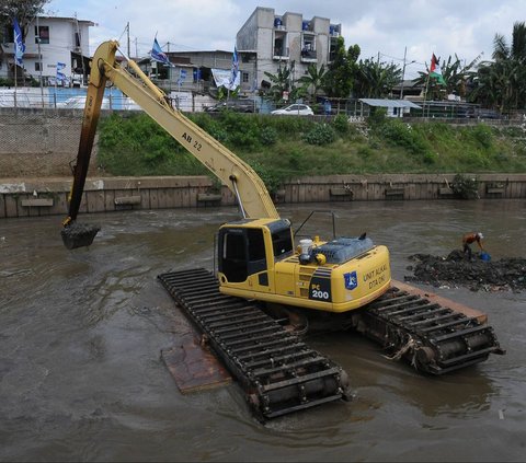 FOTO: Antisipasi Banjir di Musim Hujan, Pengerukan Lumpur di Kali Ciliwung Terus Dikebut