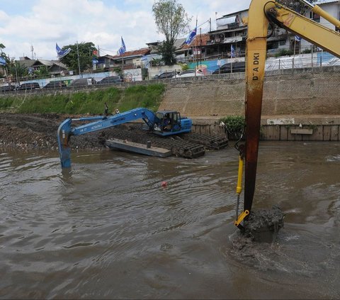 FOTO: Antisipasi Banjir di Musim Hujan, Pengerukan Lumpur di Kali Ciliwung Terus Dikebut