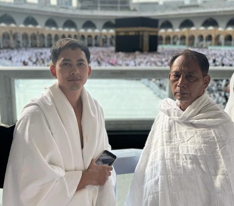 Once expelled out of hatred, Kiki Farrel's portrait invites his father to perform Umrah together