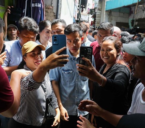 Cawapres nomor urut 2, Gibran Rakabuming Raka melanjutkan kegiatan kampanye dengan melakukan blusukan ke permukiman warga di Warakas, Jakarta Utara, pada Selasa (16/1/2024). Kehadiran Wali Kota Solo itu mendapat sambutan antusias dari warga sekitar.