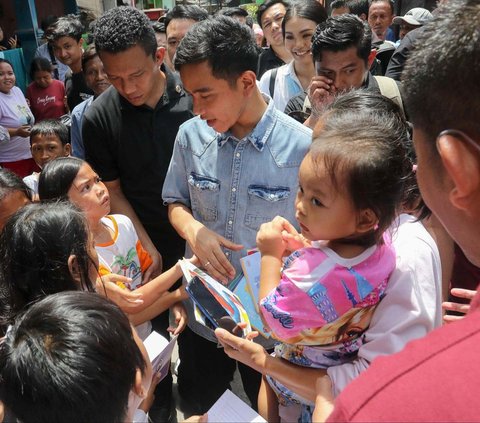 FOTO: Momen Gibran Blusukan di Warakas Jakut, Sapa Warga dan Bagikan Buku untuk Anak-Anak