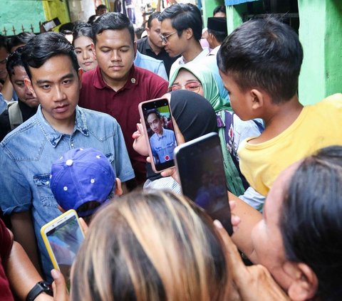 FOTO: Momen Gibran Blusukan di Warakas Jakut, Sapa Warga dan Bagikan Buku untuk Anak-Anak