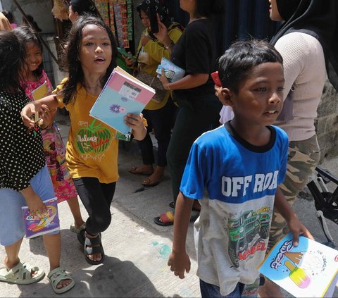 FOTO: Momen Gibran Blusukan di Warakas Jakut, Sapa Warga dan Bagikan Buku untuk Anak-Anak