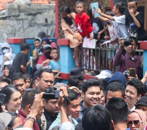 FOTO: Momen Gibran Blusukan di Warakas Jakut, Sapa Warga dan Bagikan Buku untuk Anak-Anak