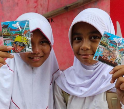 FOTO: Momen Gibran Blusukan di Warakas Jakut, Sapa Warga dan Bagikan Buku untuk Anak-Anak