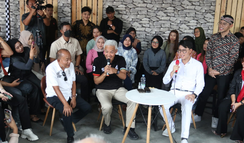 Ganjar turut menyalami dan menerima ajakan foto bersama para warga. Ganjar juga sempat diteriaki Presiden oleh warga sekitar.