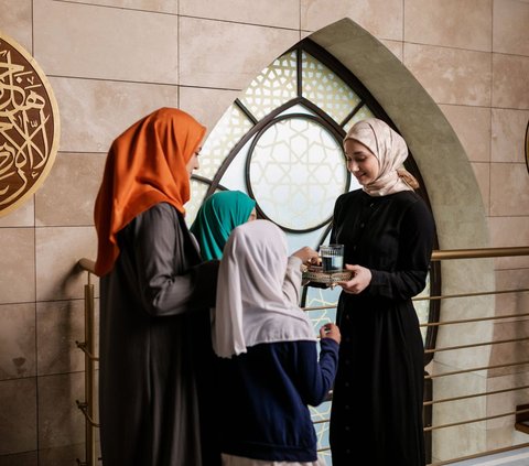 Hadith Honoring Women in Islam in Family and Society, Along with the Example of the Prophet Respecting Women