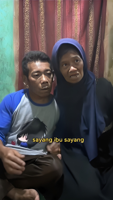 Sad Story of Mother Mbal, Viral Beggar 'Aa Poor Aa' on Mount Salak, Doing Odd Jobs with Disabled Husband