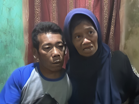 The Heartbreaking Story of Viral Beggar Mother Mbal ‘Poor Aa’ on Mount Salak, Doing Odd Jobs with Her Disabled Husband