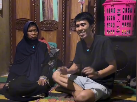 The Heartbreaking Story of Viral Beggar Mother Mbal ‘Poor Aa’ on Mount Salak, Doing Odd Jobs with Her Disabled Husband