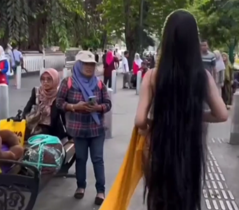 Viral Momen Wanita Cosplay Jadi Nyi Roro Kidul, Dilirik Orang Sekitar di Sepanjang Jalan Malioboro